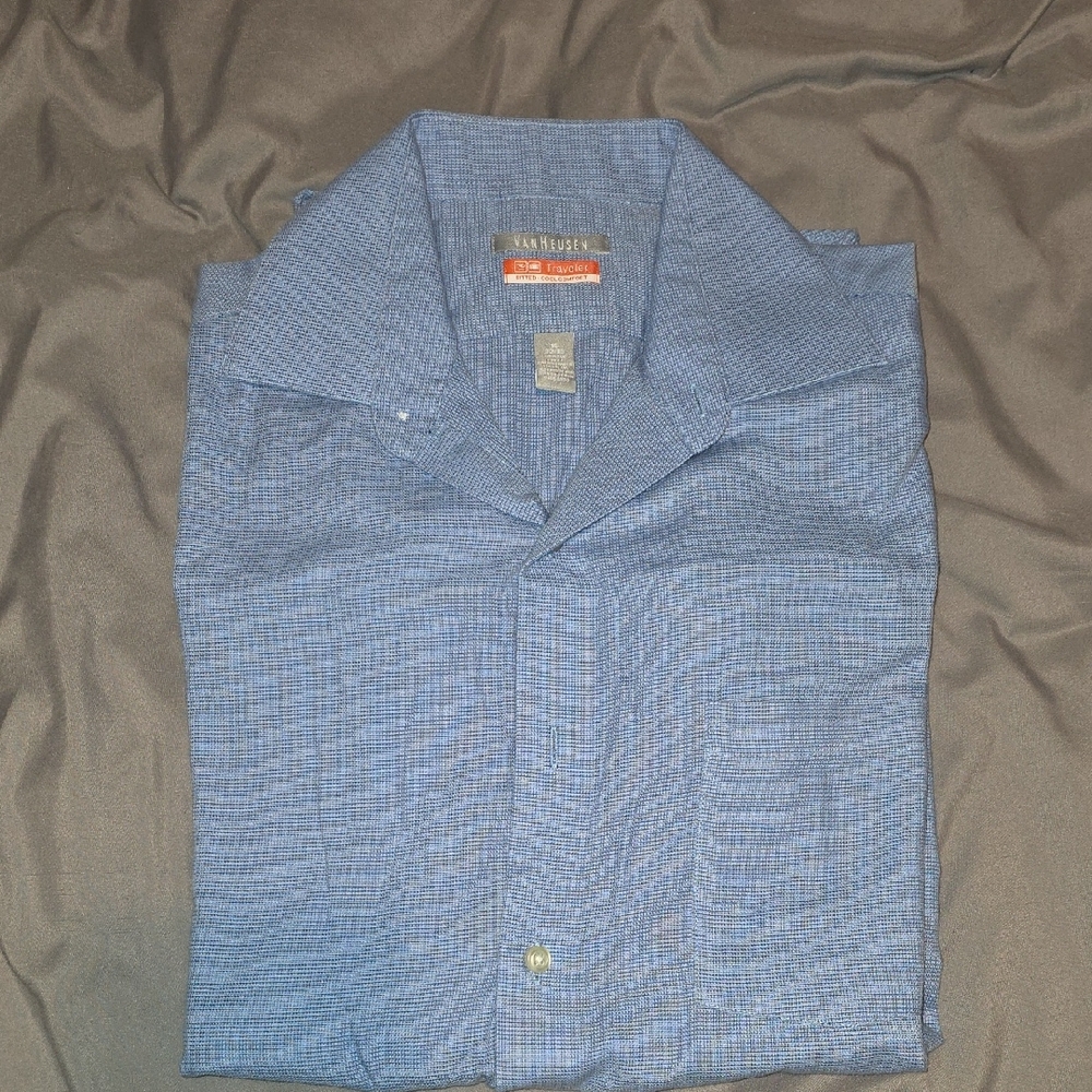 Van Heusen Men’s Light Blue Short-Sleeve Button-Down Shirt
